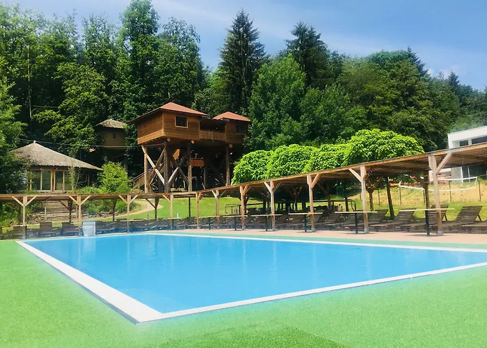 Baumhotel Styrassic Park فندق